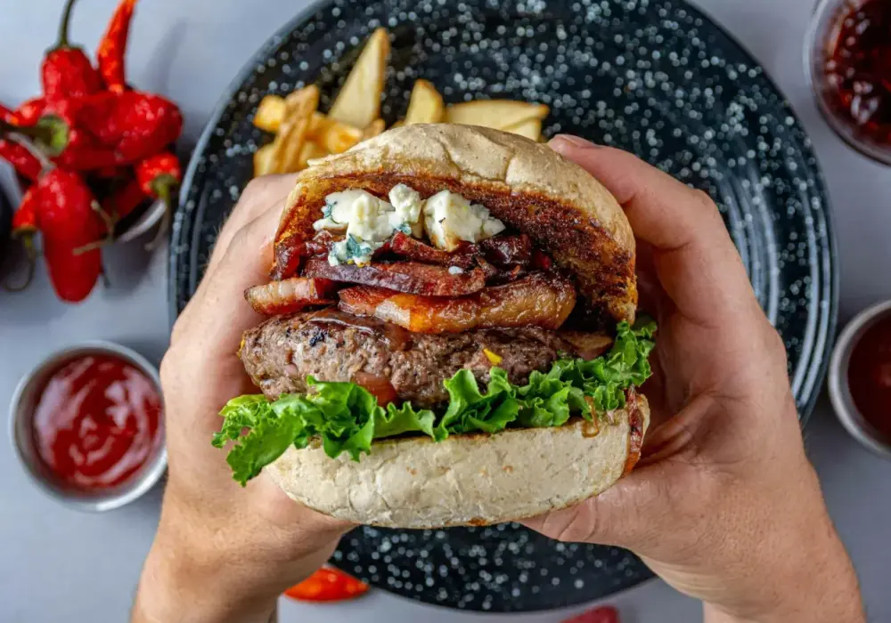 Domowe burgery - Jak zrobić soczyste i idealne?