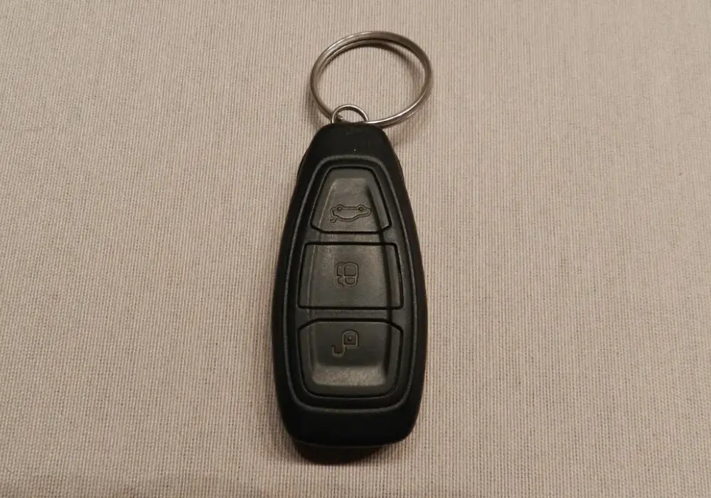 Wymiana baterii w kluczyku ford kuga – proste kroki i porady