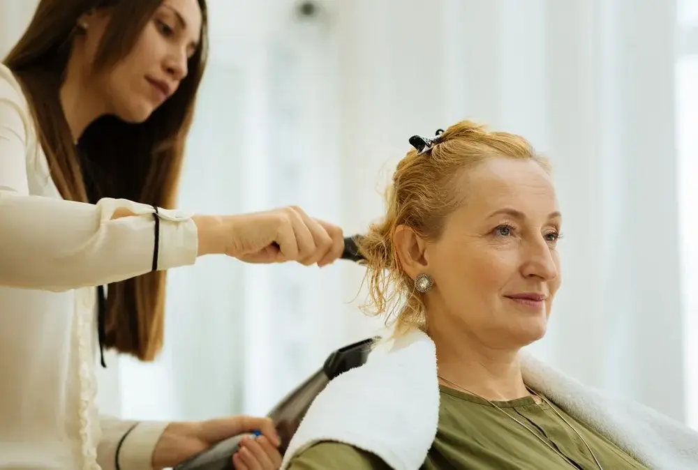 Fryzury które odmładzają po 60 - trendy style, które dodają uroku
