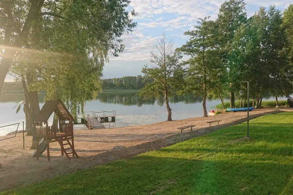 Najlepsze miejsca na camping nad jeziorem Powidzkim i ich zasady