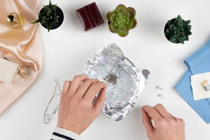 Jak wyczyścić srebrną biżuterię folią aluminiową i przywrócić jej blask
