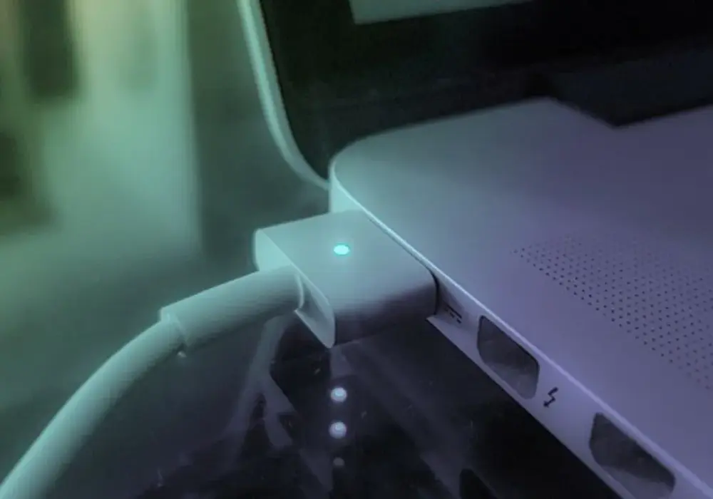 Ile prądu zużywa laptop a komputer stacjonarny - oszczędzaj energię