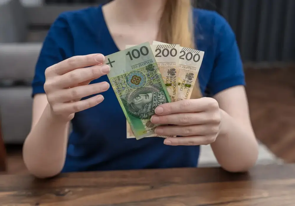 Świadczenie rodzicielskie to 1000 zł dla osób bez zasiłku macierzyńskiego. Sprawdź, jak złożyć wniosek, kto może je dostać i jak uniknąć błędów. Zobacz!