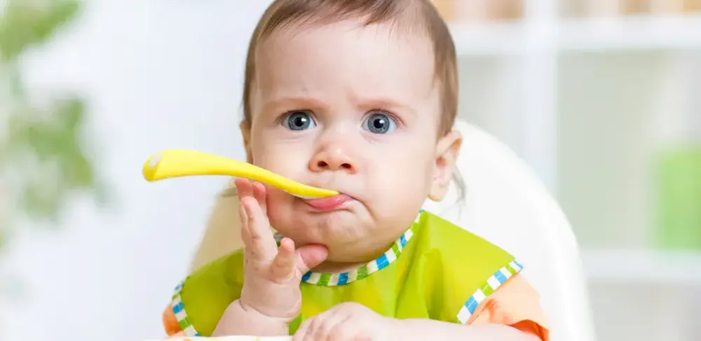 Jak bezpiecznie rozszerzać dietę niemowlaka? Unikaj groźnych błędów!