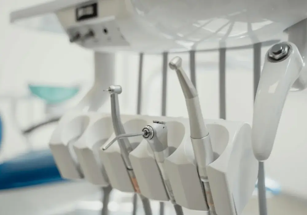 Ile zarabia technik dentystyczny? Sprawdź, jak zwiększyć pensję!