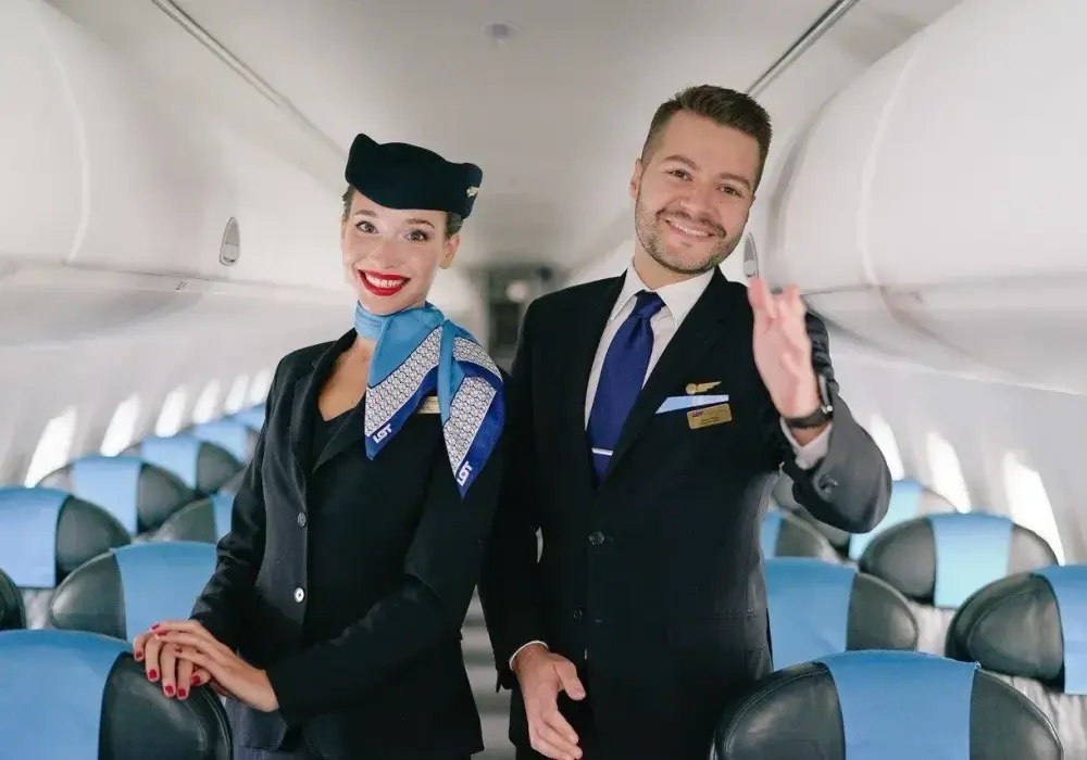 Jak zostać stewardessą? Prawdziwe wymagania i rekrutacja