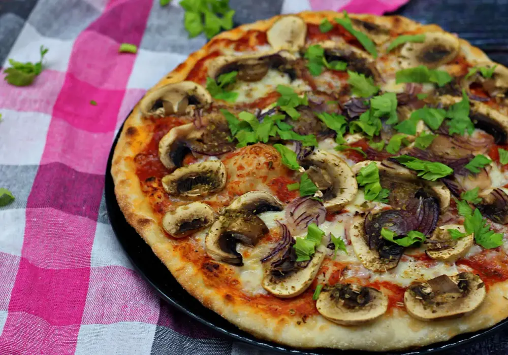 Domowa pizza z pieczarkami: przepis na idealny, chrupiący spód