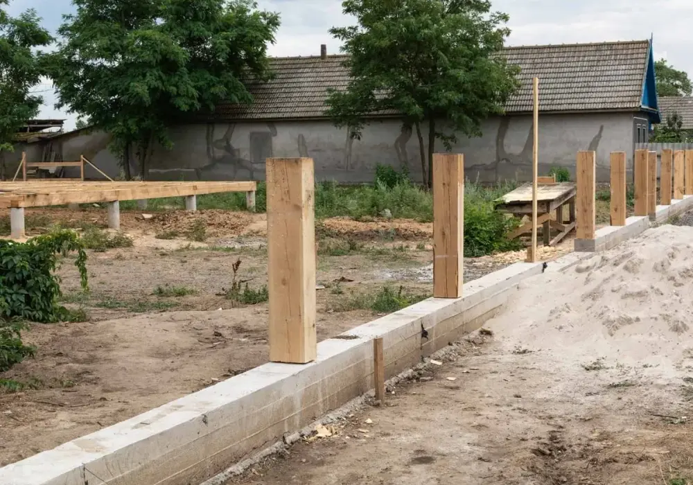 Fundament pod ogrodzenie - jak zrobić, by przetrwał lata?
