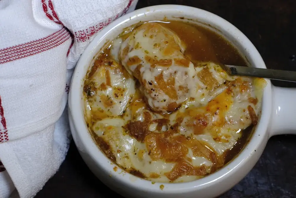 Jak się robi zupę cebulową – proste przepisy, które zachwycą smakiem