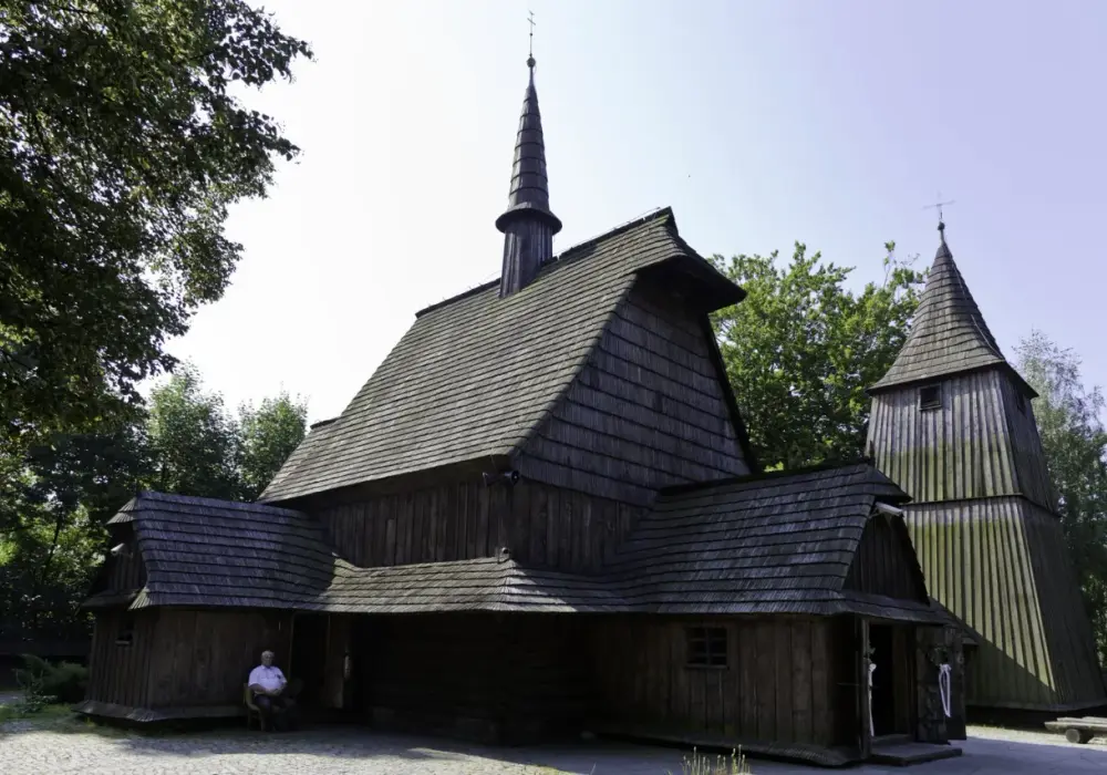 Atrakcje Cmolasu - sanktuarium, drewniany kościół i natura
