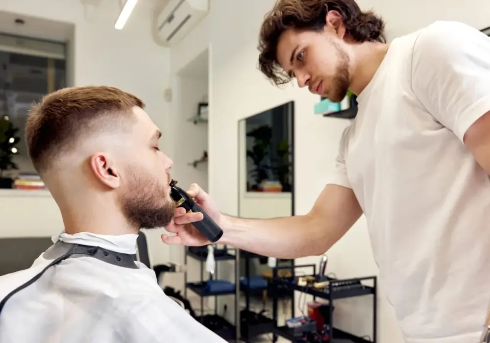 Ile zarabia barber? Realne widełki i jak zwiększyć zyski