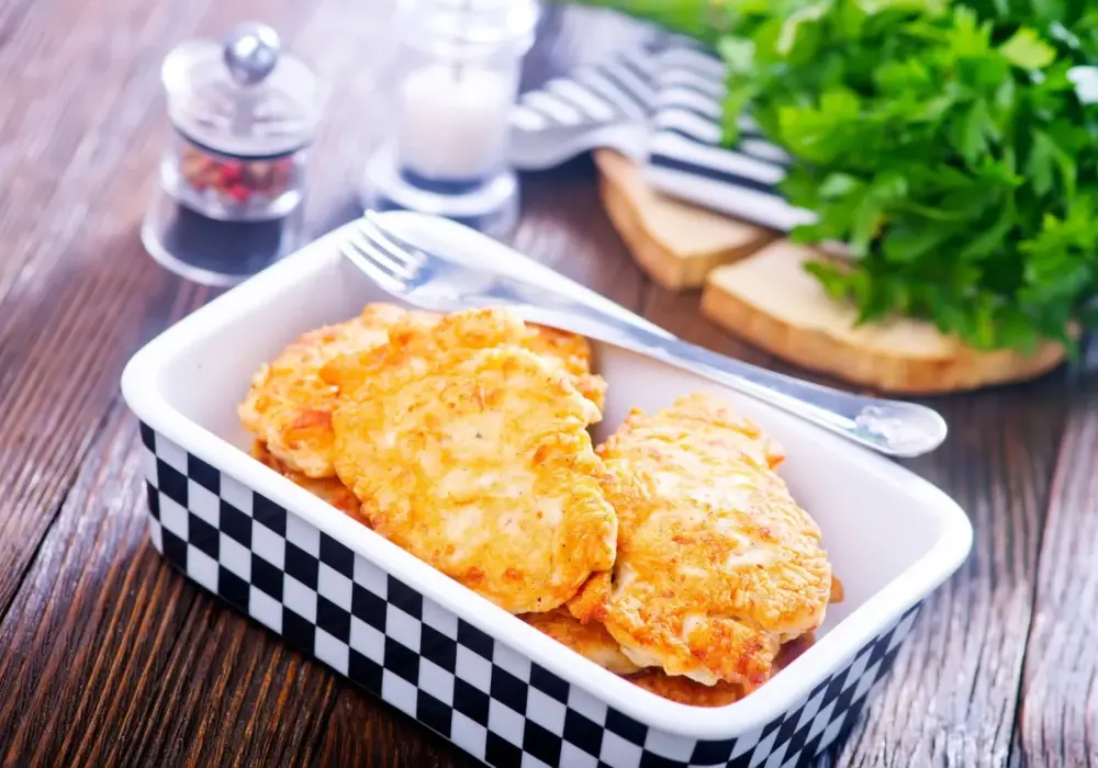 Kotlet po parysku - przepis na soczysty obiad bez bułki tartej