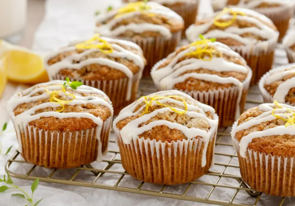 Babeczki cytrynowe - przepis na lekkie i wilgotne muffinki
