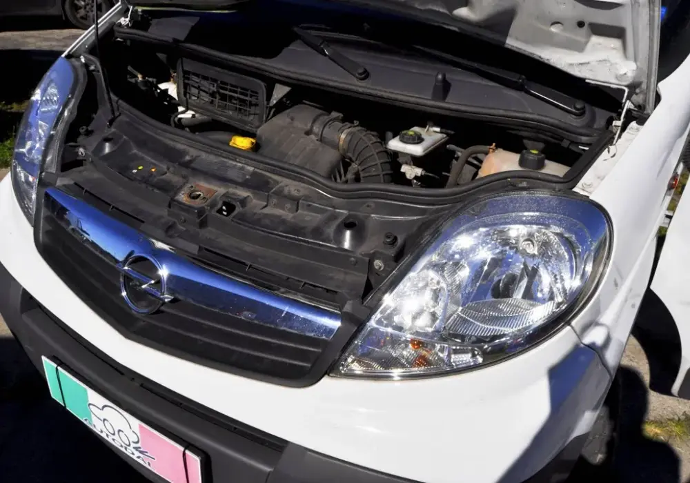 Gdzie podłączyć kable rozruchowe Opel Vivaro – uniknij błędów przy rozruchu