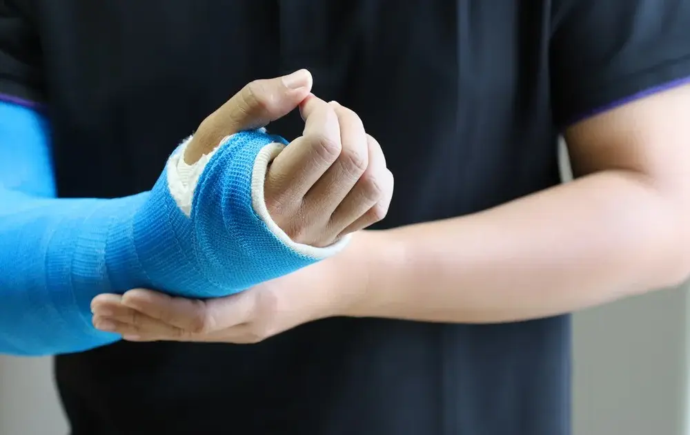 Co to jest gips? Odkryj właściwości i zastosowania tego minerału