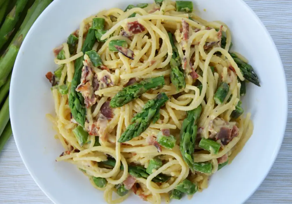 Pyszna spaghetti carbonara ze szparagami, którą musisz spróbować