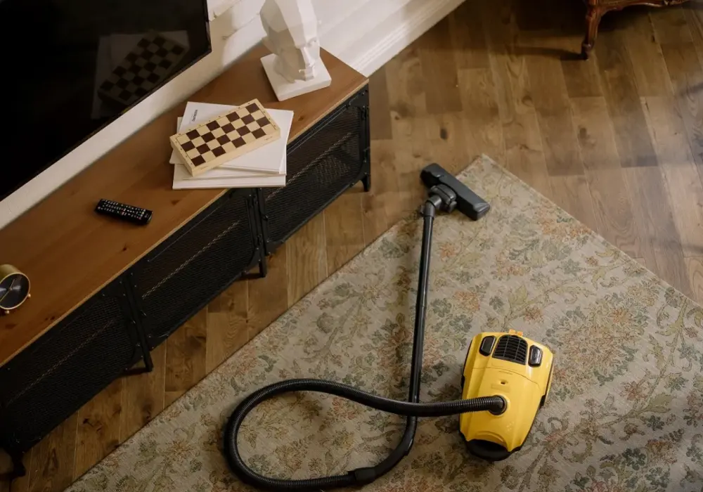 Jak opróżnić Dyson V8 bez bałaganu i szybko zadbać o czystość