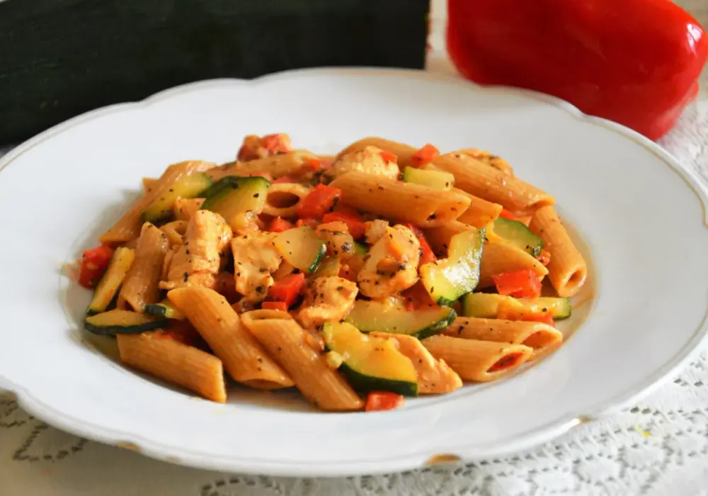 Prosty przepis na makaron penne z kurczakiem, który zachwyci każdego