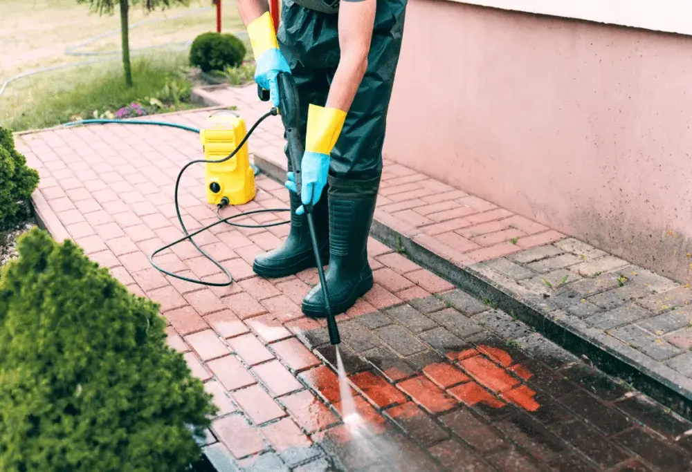 Skuteczne sposoby na to, czym wyczyścić kostkę brukową z zaprawy