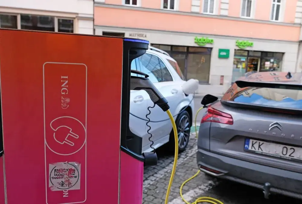 Na ile km starcza bateria w samochodzie elektrycznym? Sprawdź, czy wystarczy na codzienne trasy