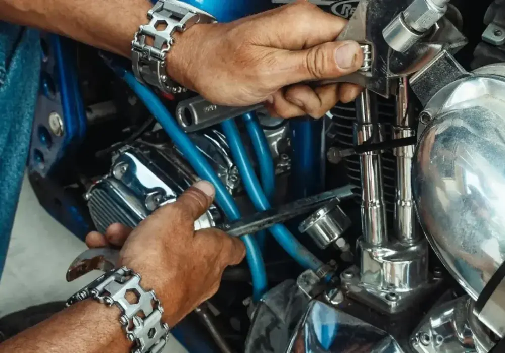 Ile zarabia mechanik motocyklowy? Sprawdź, czy to opłacalny zawód w Polsce