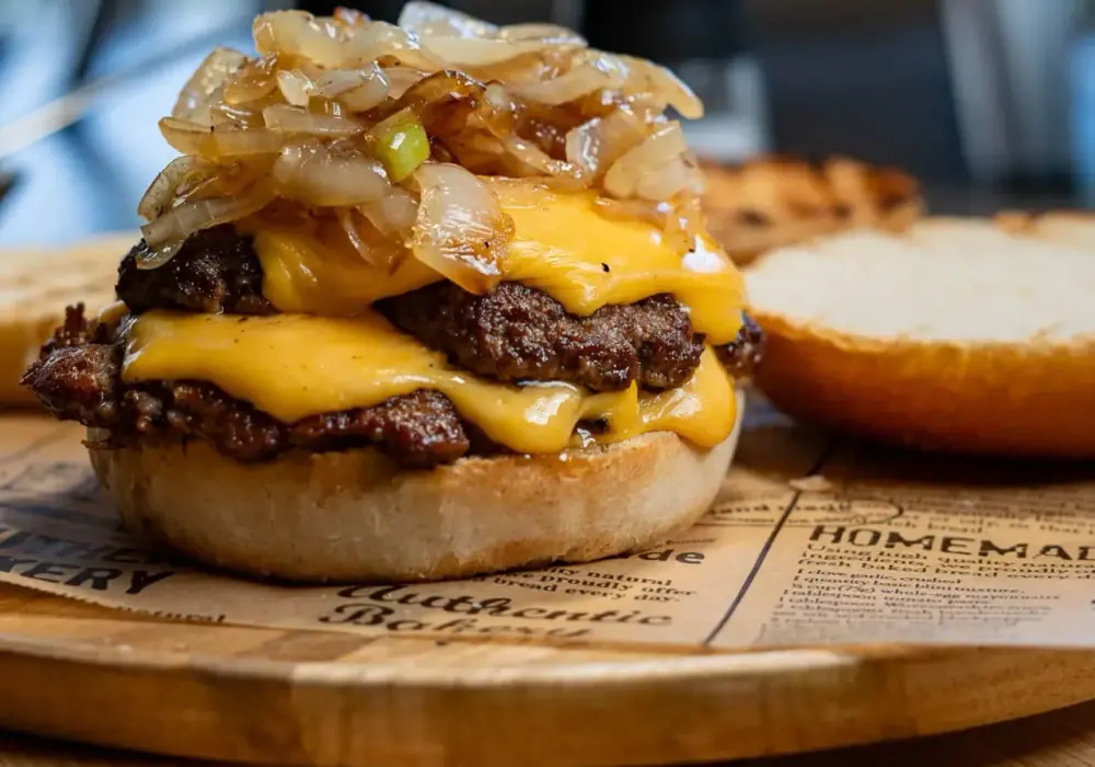 Smash burger - jak zrobić go w domu, żeby naprawdę wyszedł?