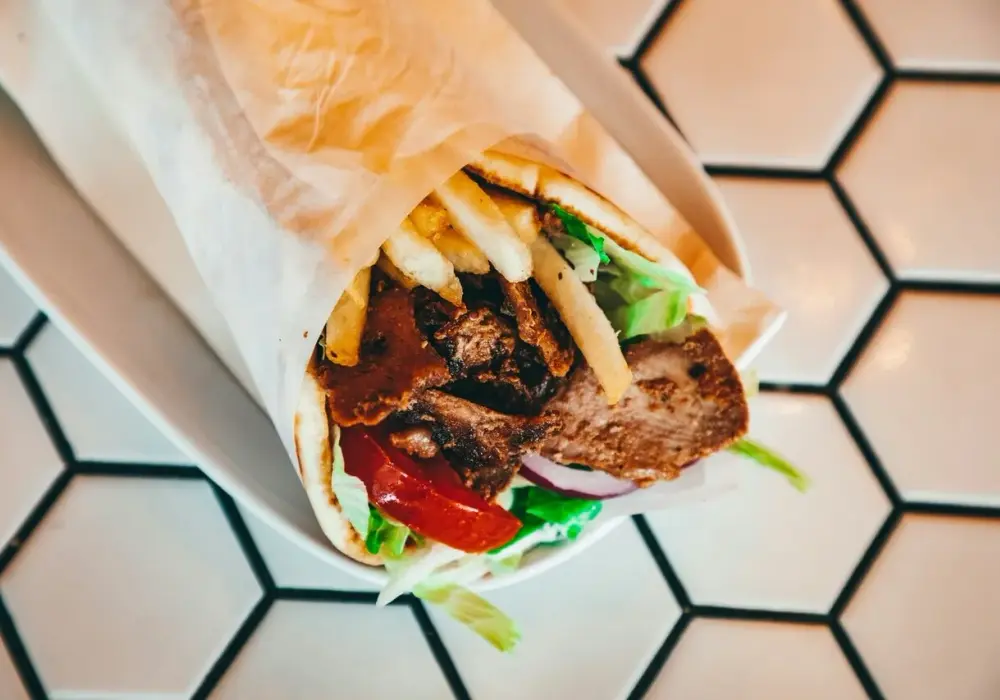 Ile kalorii ma duży kebab? Zaskakujące fakty o kaloryczności