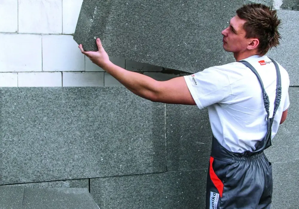Czy styropian grafitowy trzeba przecierać przed klejeniem? Oto odpowiedzi