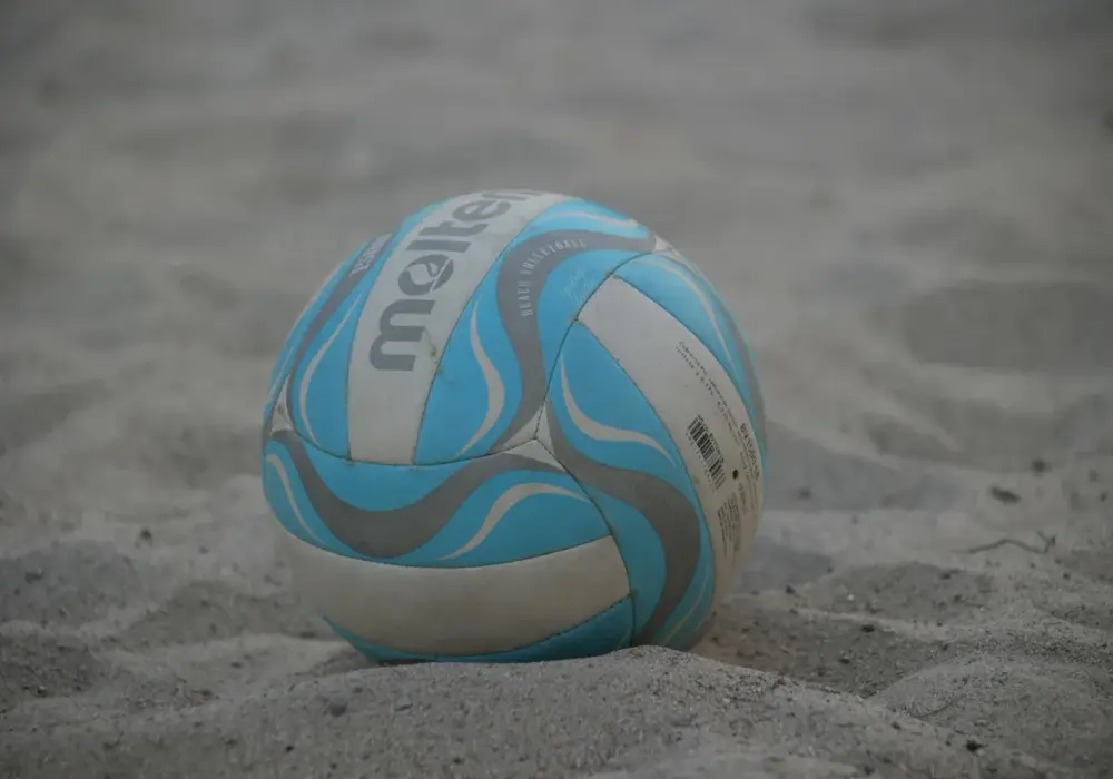 Jaką piłkę do siatkówki plażowej wybrać, aby uniknąć rozczarowania?
