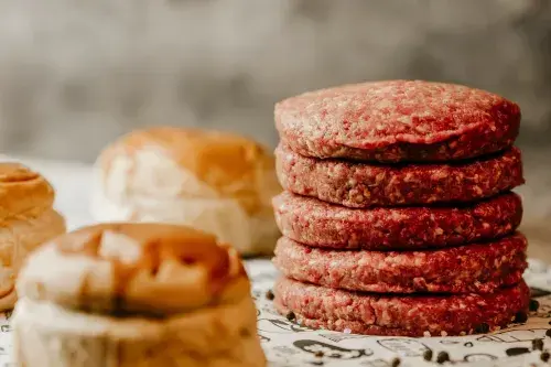 Ile smażyć burgera wołowego, by był soczysty i idealnie wysmażony?