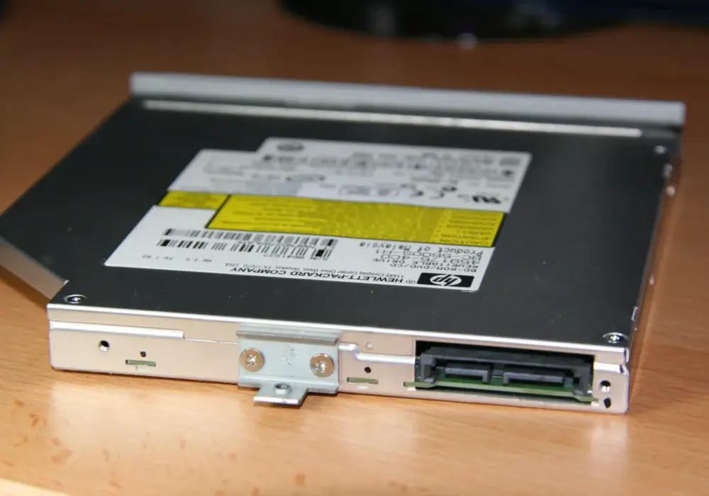 Jak podłączyć napęd DVD do komputera SATA - uniknij problemów z instalacją