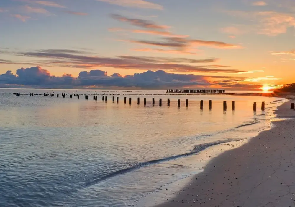 Dzika Plaża Ulinia - Spokój i natura. Twój przewodnik