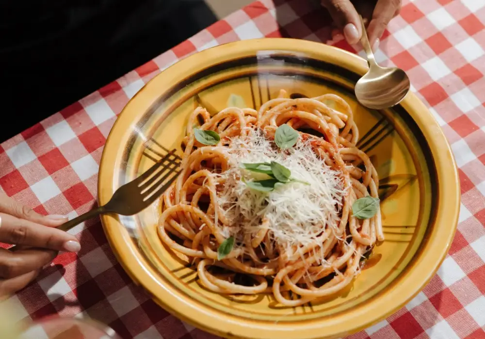 Spaghetti siciliana – tradycyjny przepis, który zachwyci każdego smakosza
