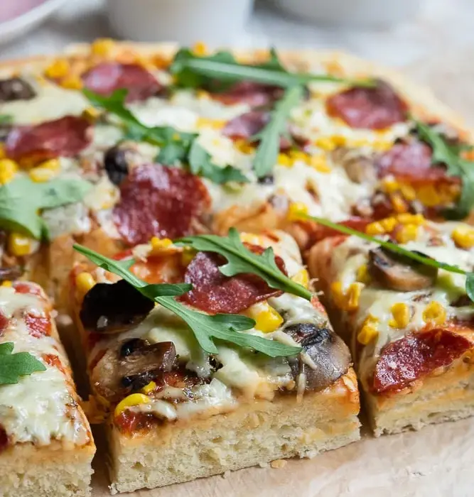 Pyszna pizza domowa na grubym cieście. Prosty przepis krok po kroku