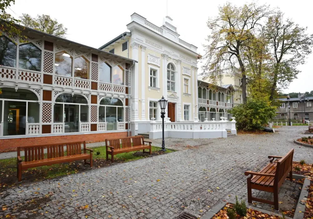 Dom Zdrojowy w Brzeźnie - Tło historyczne i zwiedzanie. Poradnik