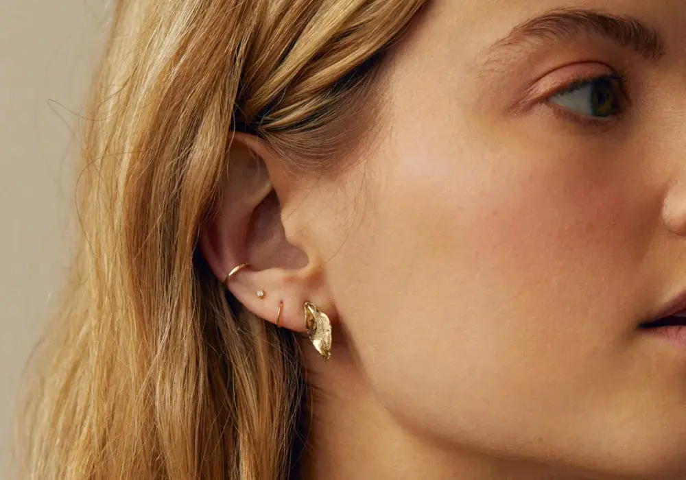 Kolczyki w uchu - Jak stworzyć idealny ear stack?