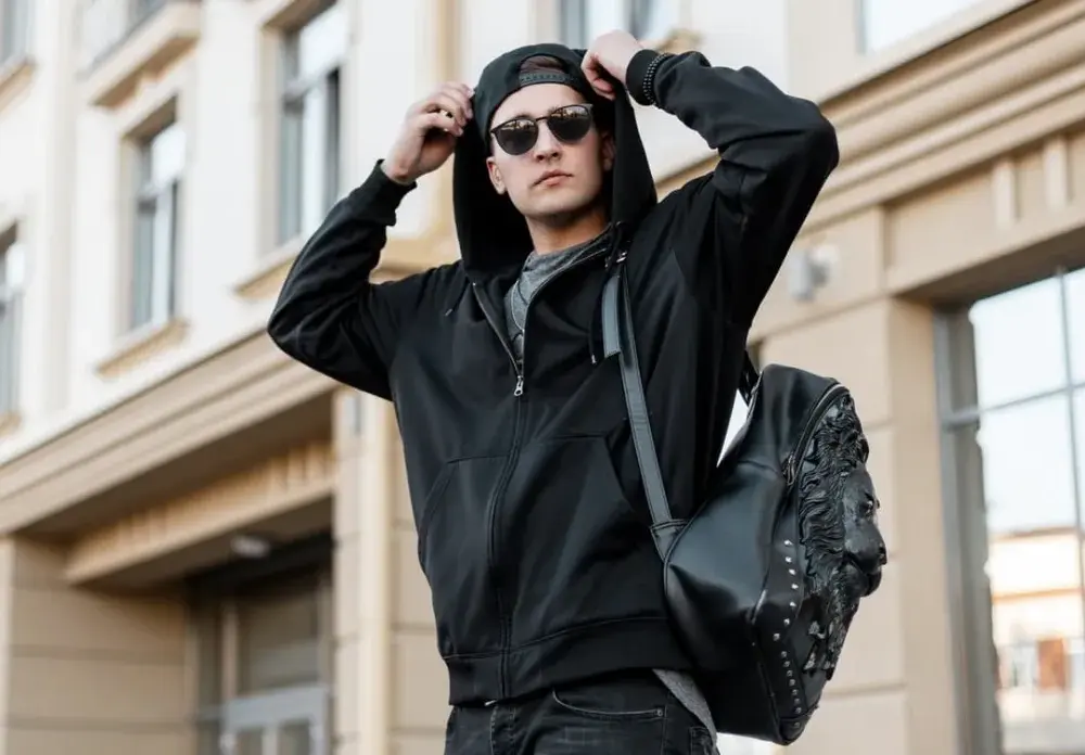 Stylowe bluzy z kapturem dla chłopca w atrakcyjnych cenach