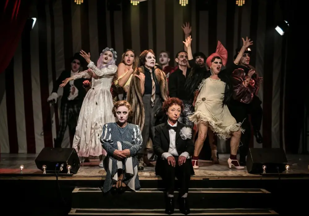 Warszawskie teatry w lipcu: repertuar, spektakle plenerowe i promocje