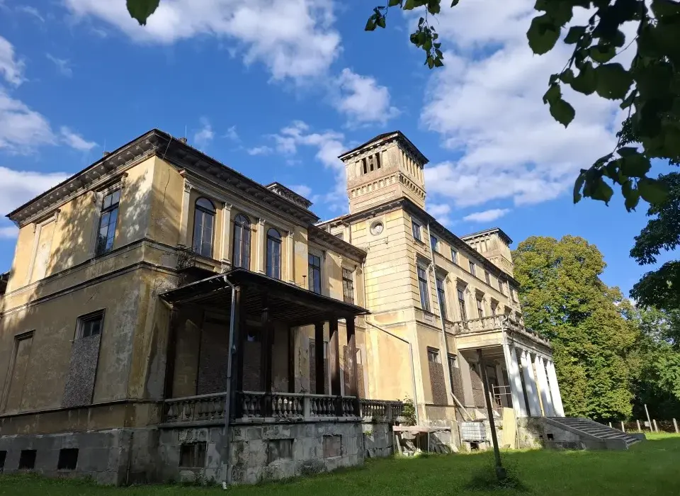 Pałac Potockich w Krzeszowicach: Historia, architektura i tajemnice