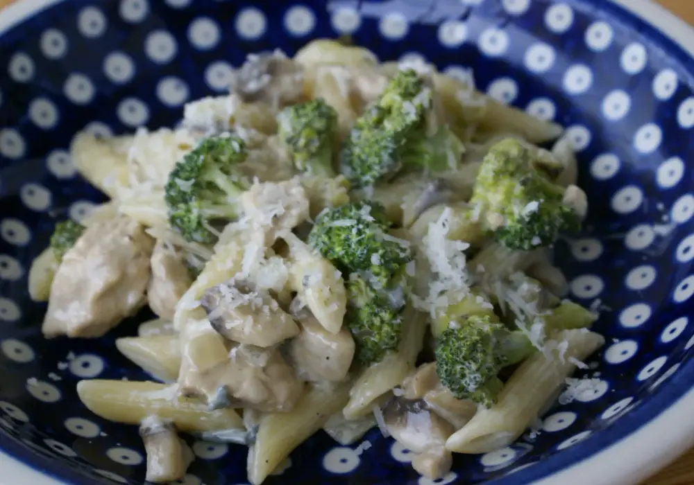 Penne z pieczarkami w sosie śmietanowym - prosty przepis na smaczne danie