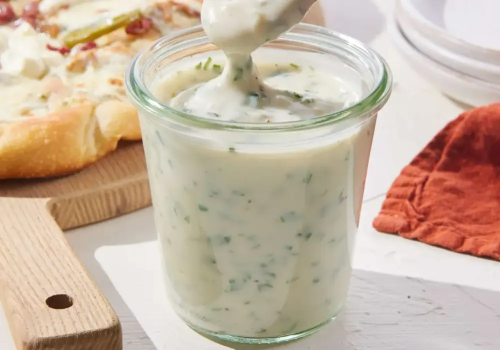 Masz dość sosu pomidorowego? Biały sos do pizzy - przepisy!