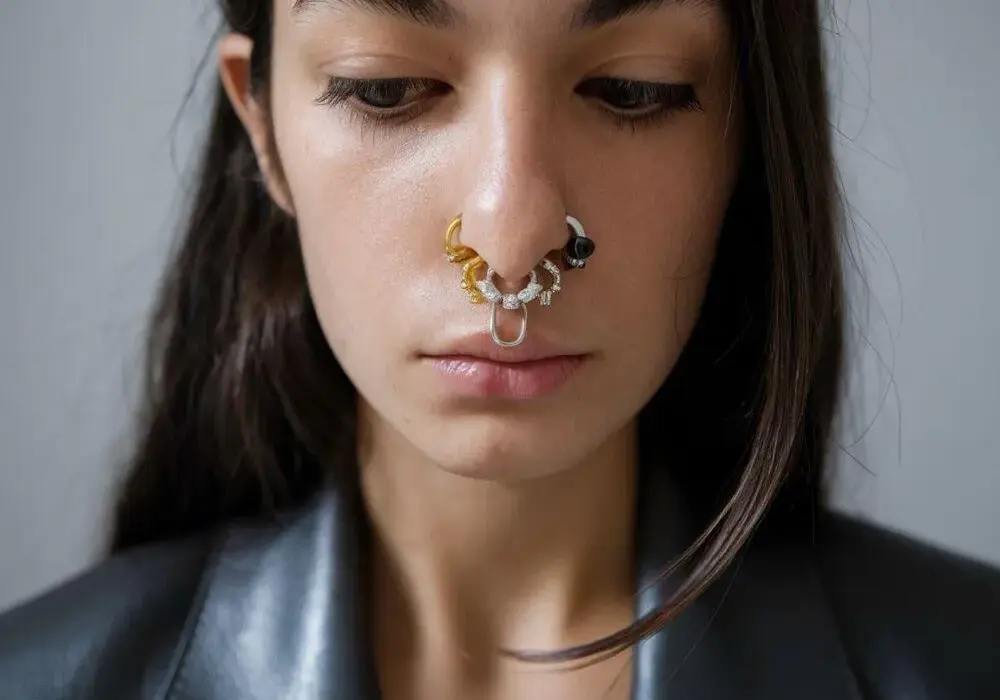 Jaki kolczyk na początek septum? Wybierz najlepszy materiał i kształt
