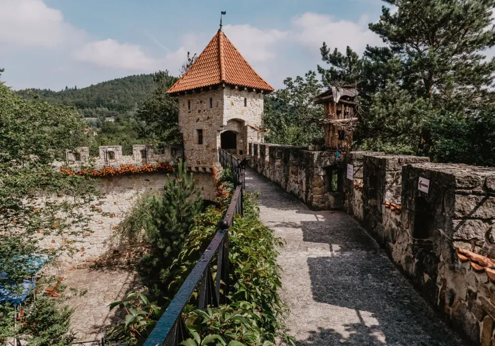 Zamek w Tropsztynie - historia, atrakcje i praktyczne informacje