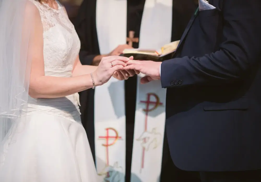 Ślub kościelny z krewnym? Sprawdź zasady i dyspensę
