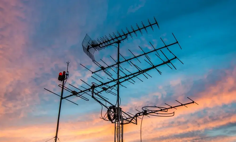 Czy do telewizji naziemnej potrzebna jest antena? Oto co musisz wiedzieć