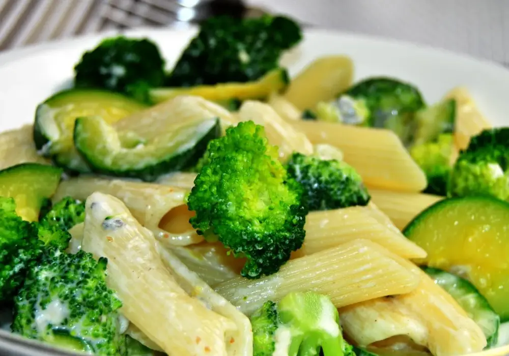 Pyszny makaron penne z sosem serowym w 15 minut - proste przepisy