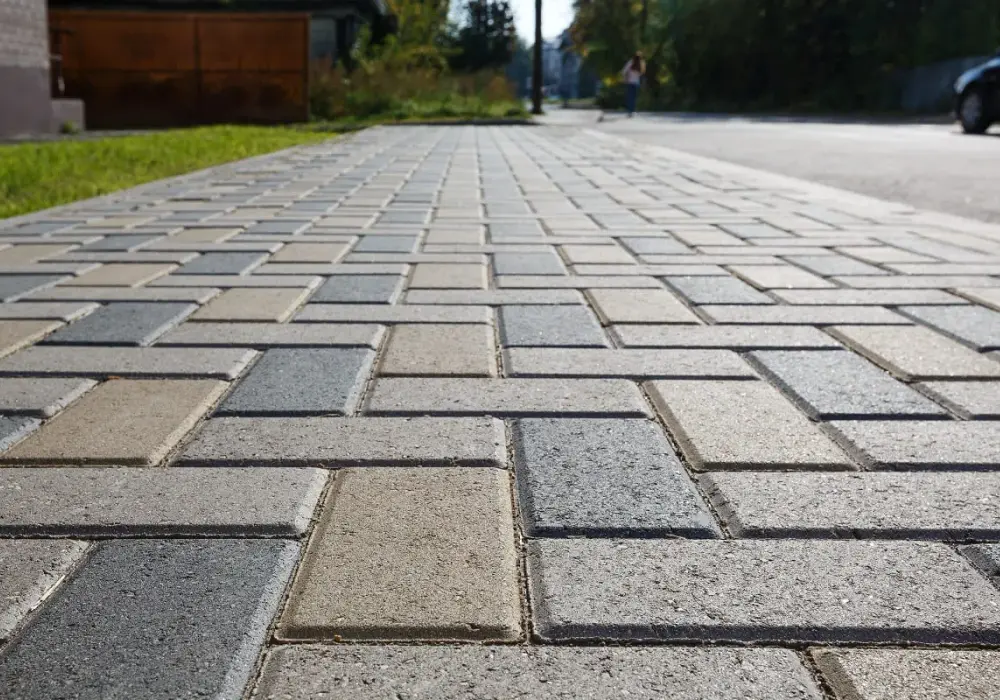 Ile za metr ułożenia kostki brukowej? Aktualne ceny i czynniki