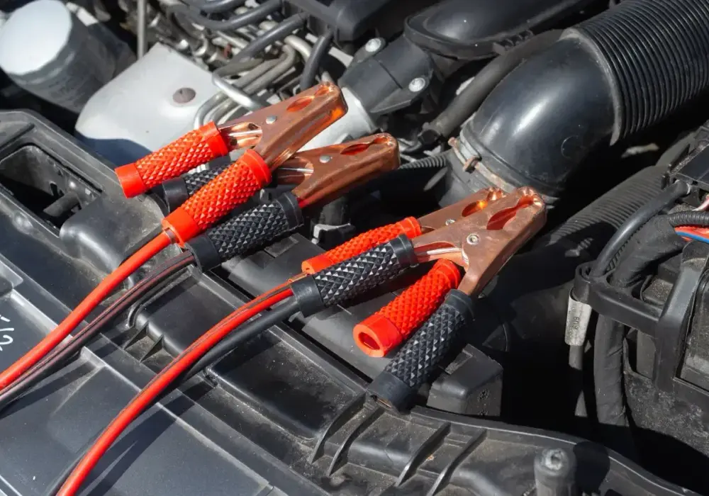 Prostownik który kabel to plus – uniknij błędów przy podłączeniu