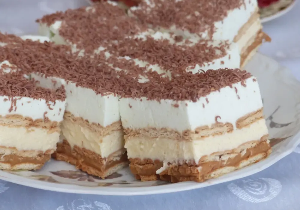 Pyszne ciasto z herbatników bez pieczenia w 15 minut. Prosty przepis krok po kroku