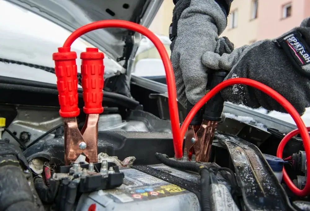 Gdzie podłączyć kable rozruchowe Renault Trafic, aby uniknąć problemów?